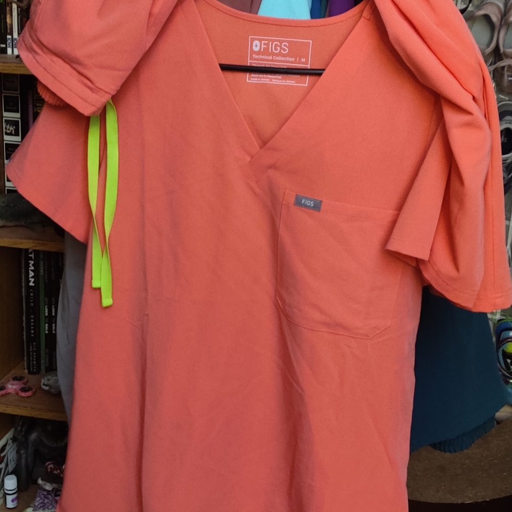 Figs Coral M Catarina Top only, I've separated them.